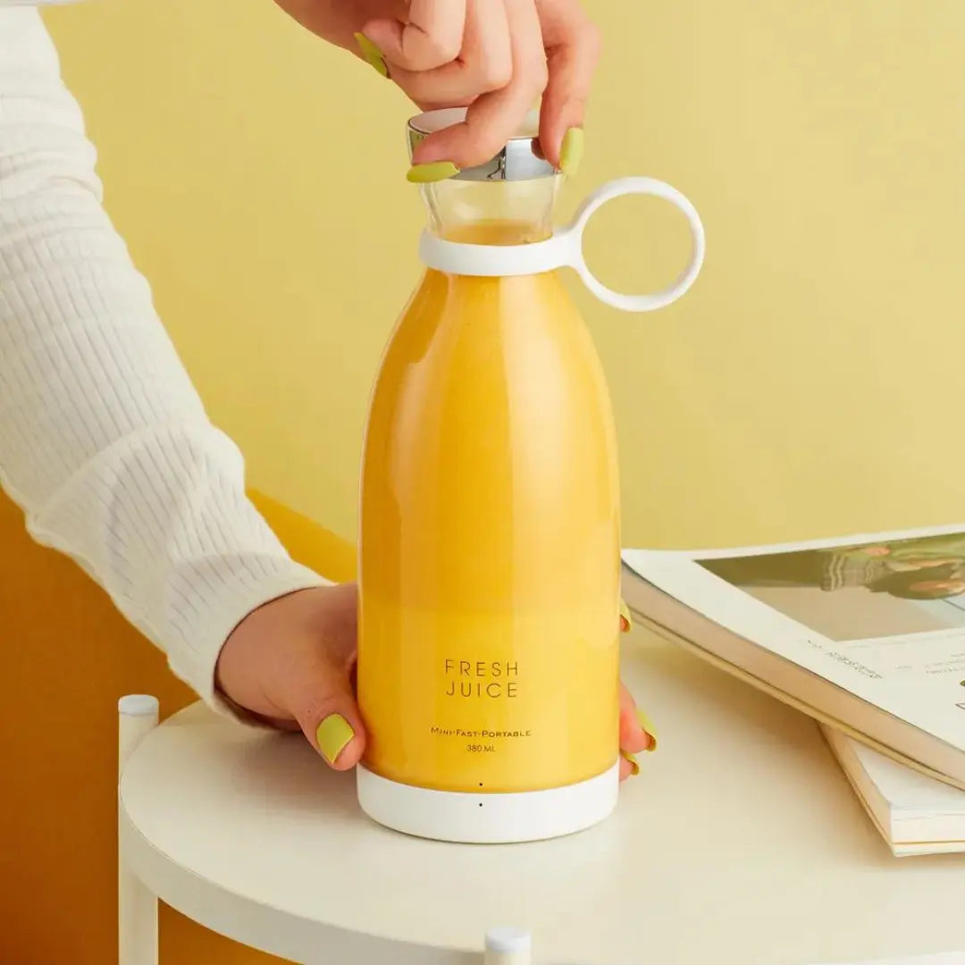 Portable Blender Fresh Juice In use